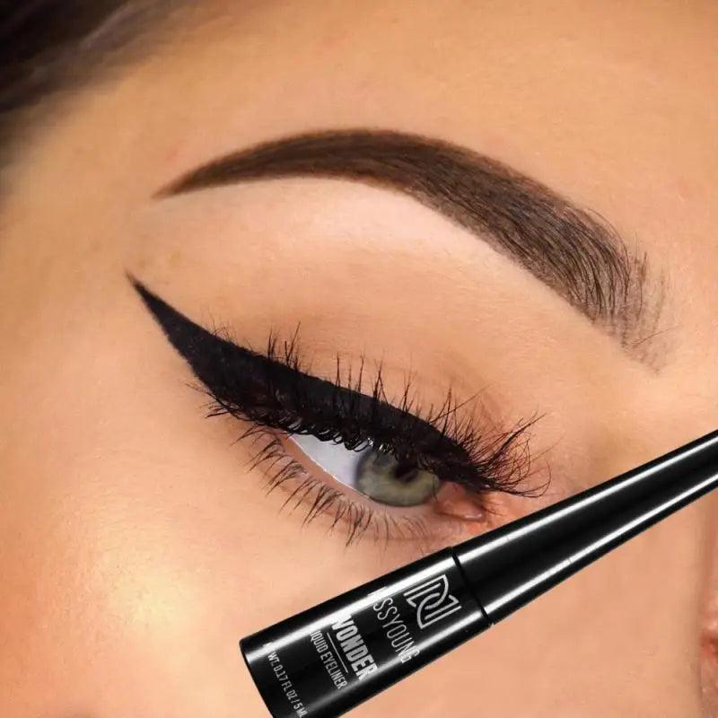 Eyeliner liquide noir 5ml,  imperméable et résistant à la sueur, super fin.